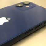 iPhone12 miniブルーの頑丈な裏面。材質は「ガラス（Ceramic Shield）」で頑丈