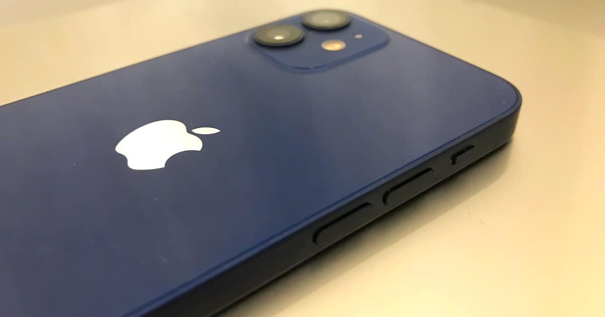 iPhone12 miniブルーの頑丈な裏面。材質は「ガラス（Ceramic Shield）」で頑丈