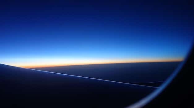 飛行機の機内から見える綺麗な水平線